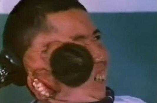 1476170666_nguoi-dan-ong-hai-mat-khien-the-gioi-khiep-so-truong-tu-binh