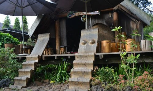 giai-ma-nhungbo-nguc-tren-cau-thang-go-cua-nguoi-e-de