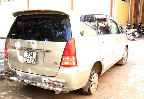 Ôtô các nghi can thuê đi trộm chó. Ảnh: Nguyệt Triều