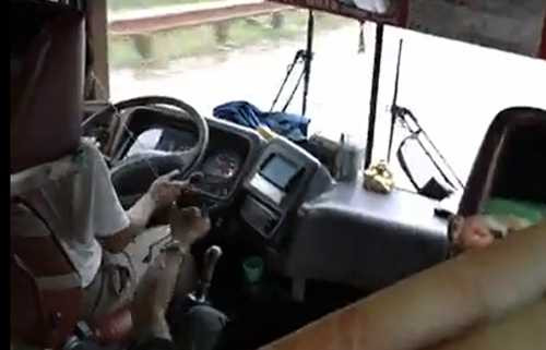 Can gat nuoc mua xe khach bang tay