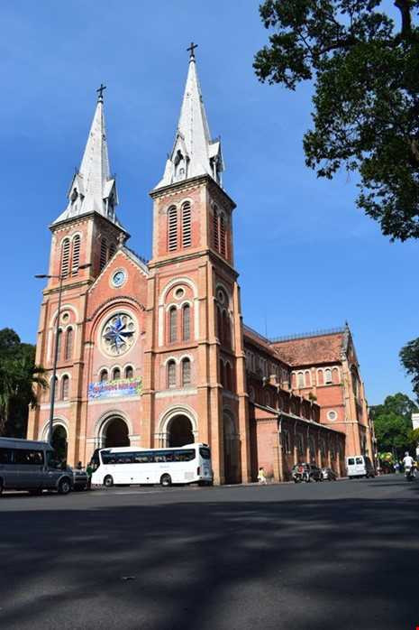 Sài Gòn thênh thanh, bình lặng trong sáng đầu năm - ảnh 1