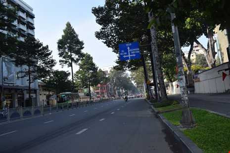 Sài Gòn thênh thanh, bình lặng trong sáng đầu năm - ảnh 12