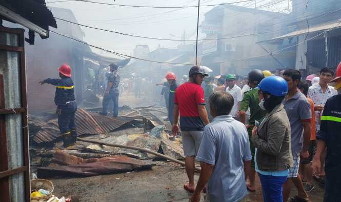 Hàng trăm người dân vây kín hiện trường vụ cháy. Ảnh: K.Nam.