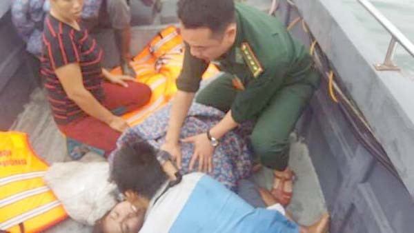 Dam tau o Quang Ninh - Vỡ vỏ tàu, gia đình 4 ngư dân gặp nạn