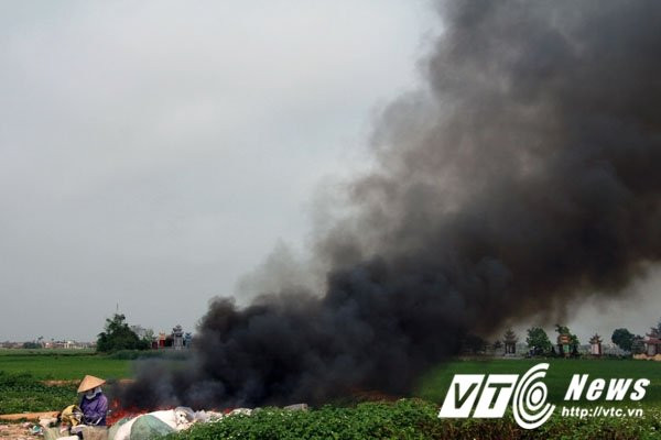 Hinh anh Nguoi chet 'song chung' voi rac thai hoi thoi o Hai Phong