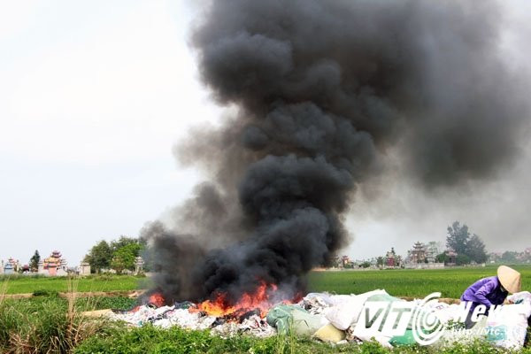 Hinh anh Nguoi chet 'song chung' voi rac thai hoi thoi o Hai Phong
