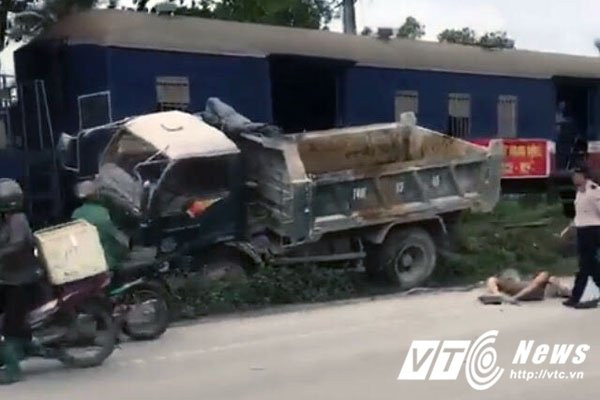 Hinh anh Tau hoa tong truc dien xe tai, khien lai xe bi trong thuong