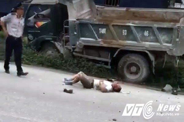 Hinh anh Tau hoa tong truc dien xe tai, khien lai xe bi trong thuong 3