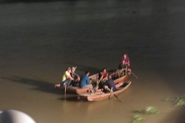 Hinh anh 8 hoc sinh ru nhau ra song tam sau gio hoc, 2 em chet duoi