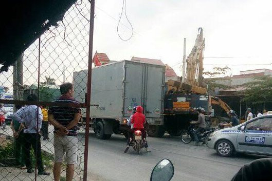 Hinh anh Thuc hu vu tai nan tren mai nha o Vinh Bao, khien quoc lo 10 tac nghen nhieu gio