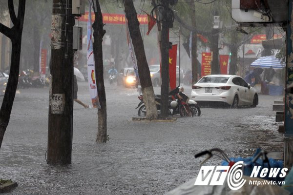 Hinh anh Anh: Hai Phong mua dong nhu trut nuoc, duong pho bien thanh song 11