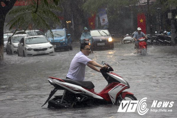 Hinh anh Anh: Hai Phong mua dong nhu trut nuoc, duong pho bien thanh song 3