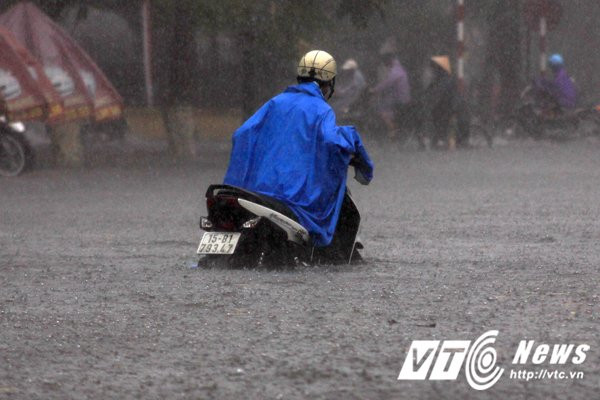 Hinh anh Anh: Hai Phong mua dong nhu trut nuoc, duong pho bien thanh song 3