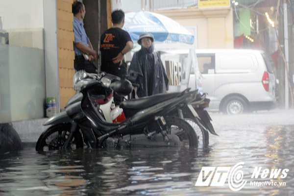 Hinh anh Anh: Hai Phong mua dong nhu trut nuoc, duong pho bien thanh song 5