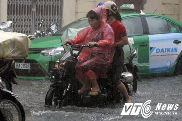 Hinh anh Anh: Hai Phong mua dong nhu trut nuoc, duong pho bien thanh song 7