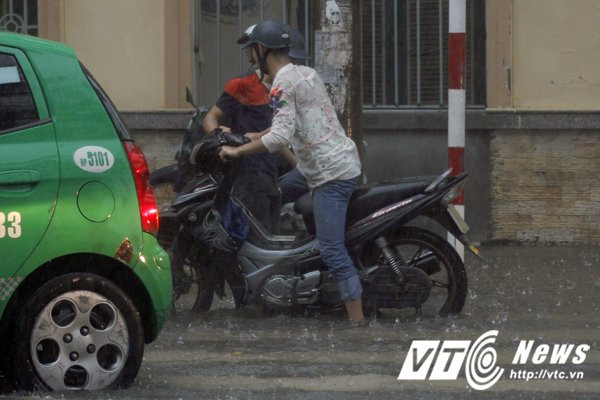 Hinh anh Anh: Hai Phong mua dong nhu trut nuoc, duong pho bien thanh song 7