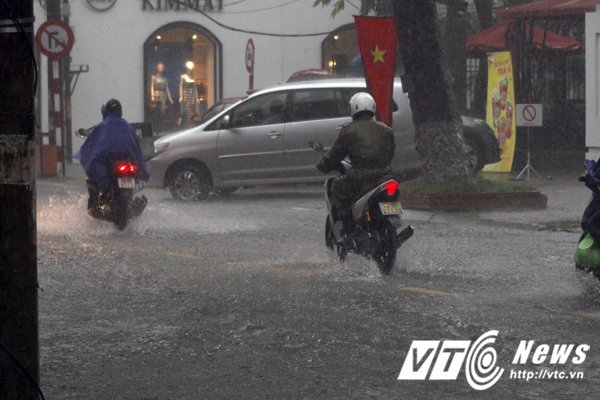 Hinh anh Anh: Hai Phong mua dong nhu trut nuoc, duong pho bien thanh song 9