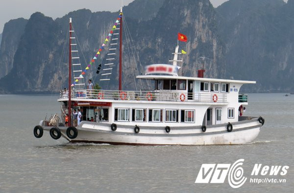 Hinh anh Mot du khach nguoi Anh chet trong tu the that co tren tau du lich Quang Ninh khong phep hoat dong o Cat Ba.