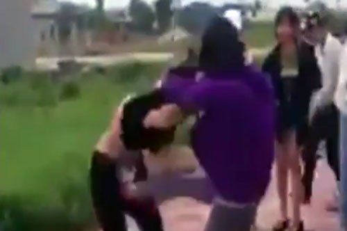 Nu sinh Binh Giang danh nhau -1