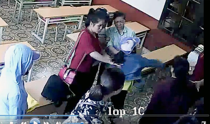 Phu huynh cam dep dap giao vien