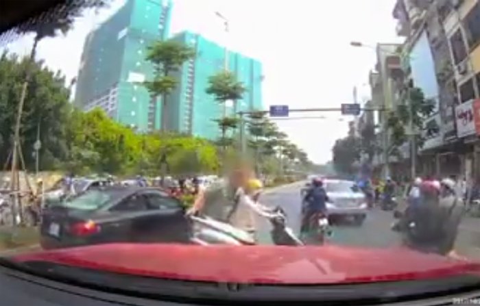 Anh Tay tu xu mot phu nu vo van hoa tren duong pho