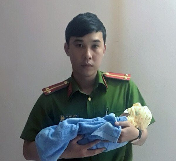 anh-can-bo-va-chau-be