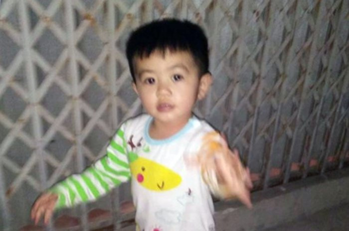 Be trai nghi bi bat coc