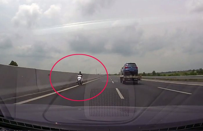 Nu ninja di nguoc chieu tren cao toc