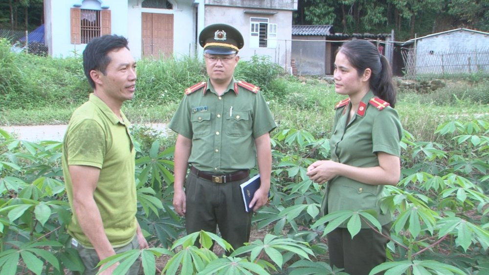 trung-uy-nguyen-ha-nhi-can-bo-cong-an-huyen-dam-ha-thuong-xuyen-den-cac-ho-gia-dinh-tham-hoi-tuyen-truyen-nang-cao-canh-giac-truoc-nhung-loi-moi-goi-tham-gia-to-chuc-tu-xu