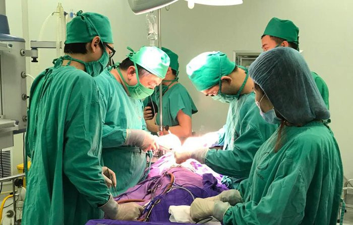 bac sy phau thuan cho benh nhi co nang tuyen phoi khong lo