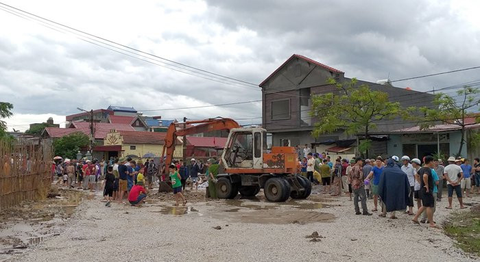 tim kiem tung tich tai xe taxi bi cuon vao cong nuoc