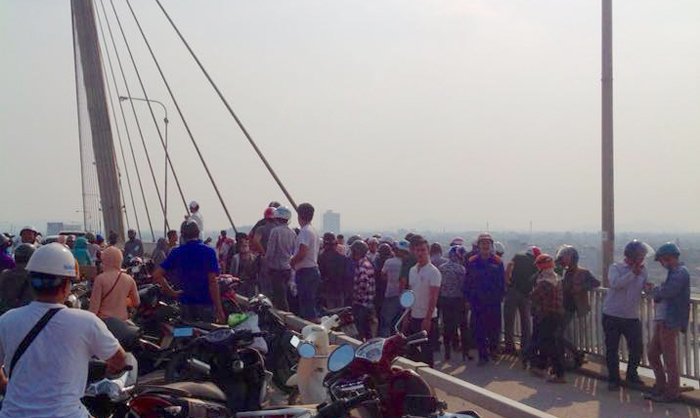 thanh nien nhay cau binh