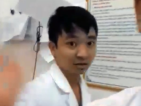 bac sy dap tay ve phia nguoi nha benh nhan