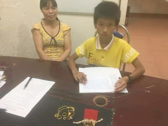 nam sinh thcs o cam pha nhat duoc vang tra lai nguoi mat