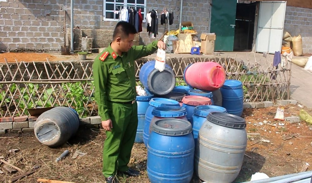 hon-1-3-tan-hoa-chat-phu-gia-co-so-ba-xuan-su-dung-khong-co-hoa-don-chung-minh-nguon-goc 3