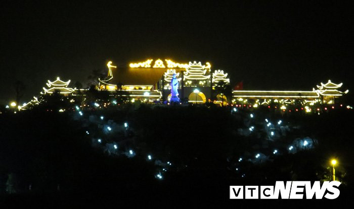 Quang-canh-chua-ba-vang-ve-dem copy