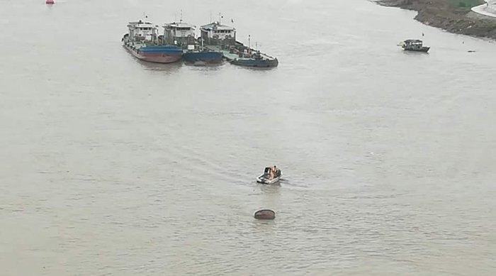 thieu nu nhay cau binh tu tu (2)