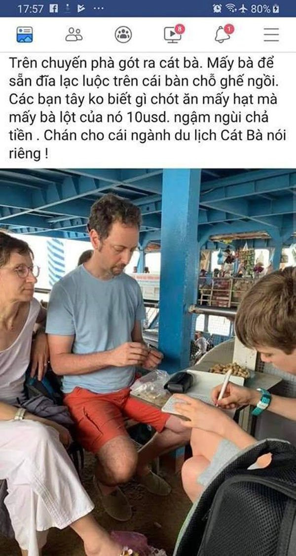 2 khach du lich nuoc ngoai an dia lac mat 10usd