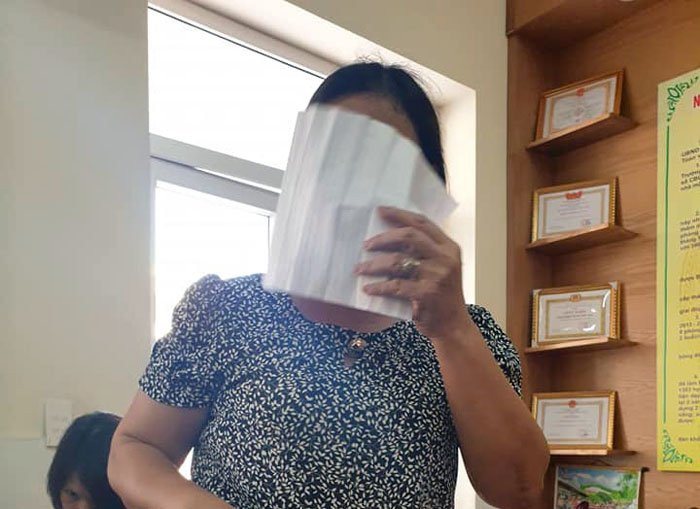 nu giao vien le thi van danh hoc sinh 3