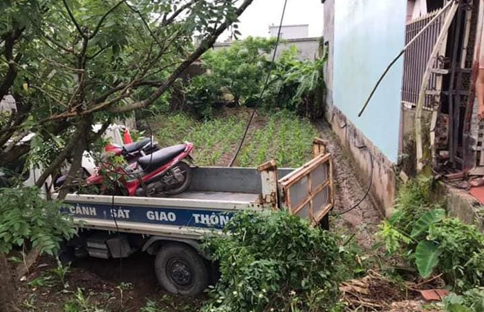 xe CSGT Tien Hai tong trung phu nu ngoi truoc cua nha