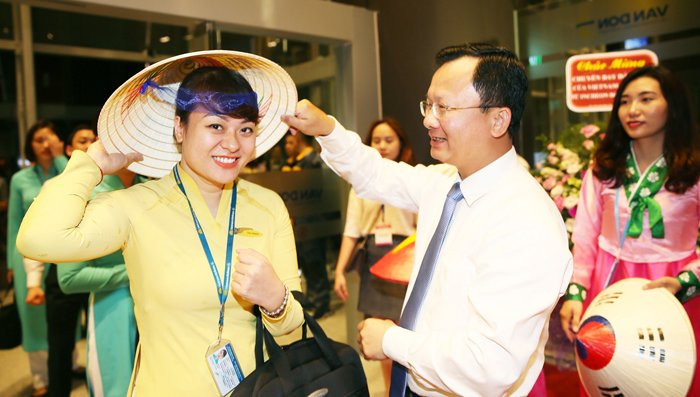 lanh dao tinh quang ninh tang qua hanh khach