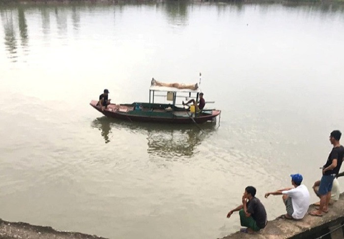 lat thuyen hai ba chau mat tich