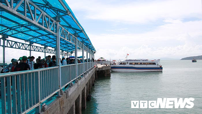 quang ninh ngung cap phep cho tau du lich ra dao tranh bao so 2