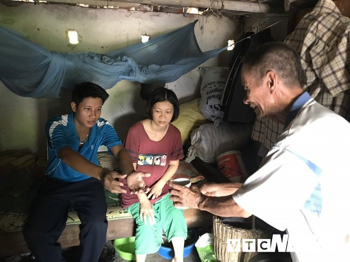 vo chong gia nuoi 4 nguoi con tam than