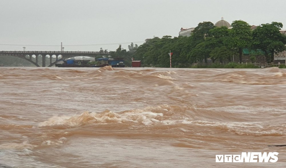 lu cuon cuon do ve tren song ka long mong cai quang ninh