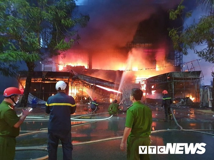 chay sieu thi dien may 3