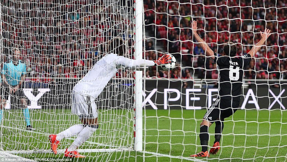 svilar benfica man united 3