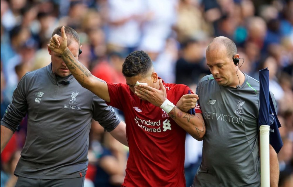 bi doi thu choc ngon tay vao mat sao liverpool may man khong bi mu (1) 3