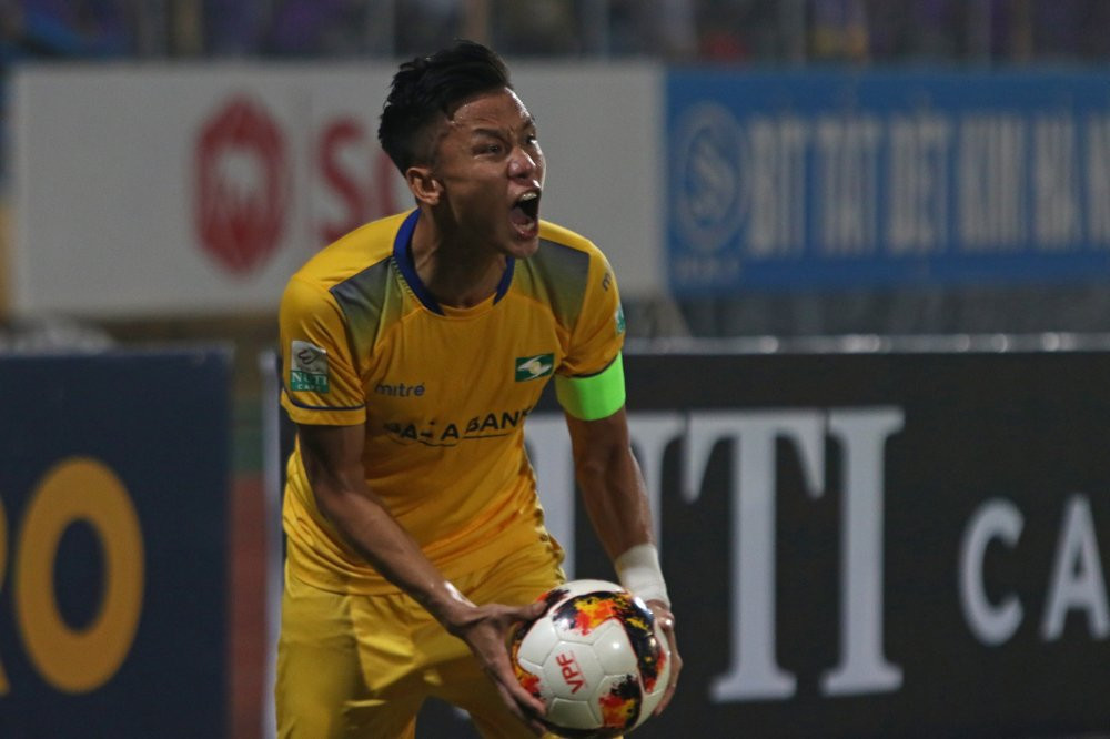 bieu phat den, phan ung voi trong tai, que ngoc hai dung quen loi thay park