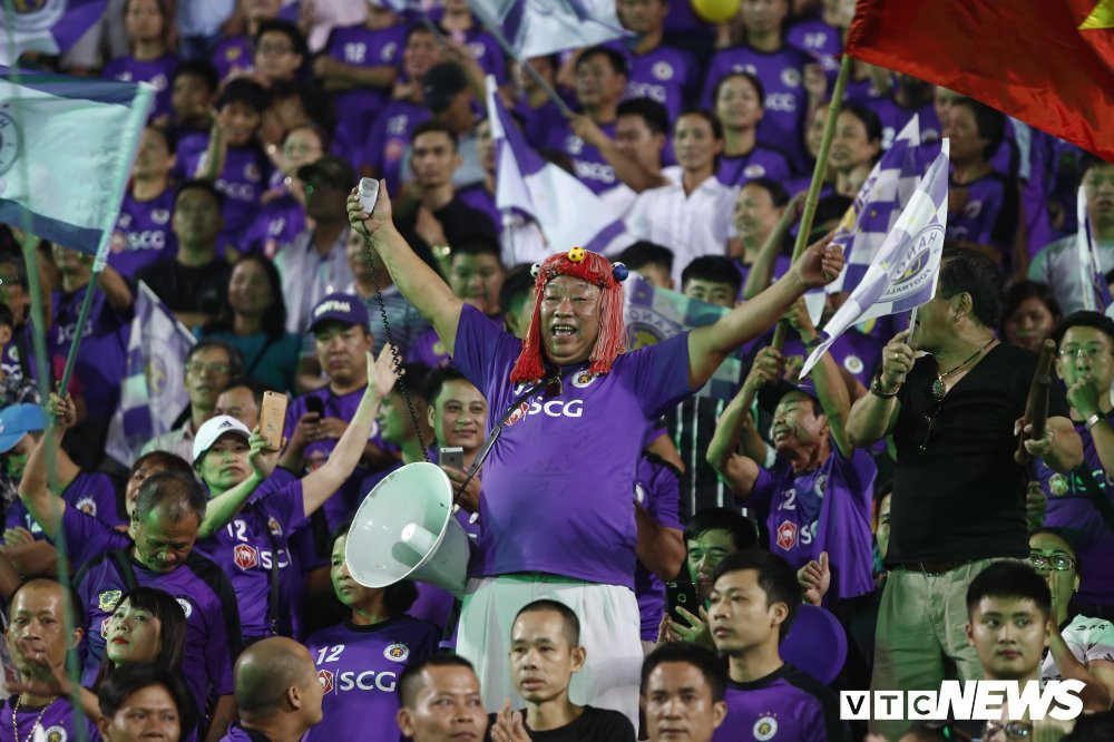 clb ha noi nang cup vo dich v-league trong ngay chia tay san hang day (11) 11